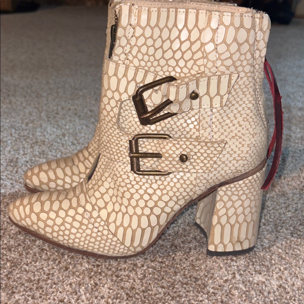 FREEBIRD 6 Joey block heel Stylish Cream Ankle Boots - Picture 4 of 7